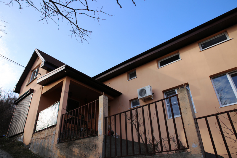 Трехэтажный дом в окружении нацпарка