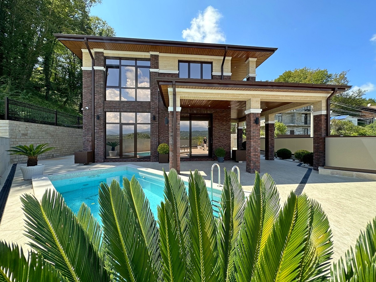 Дом с бассейном