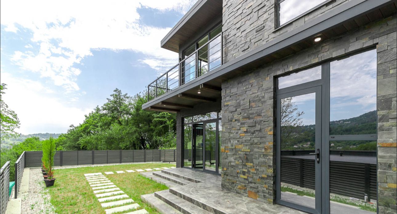 Свой дом в окружении леса