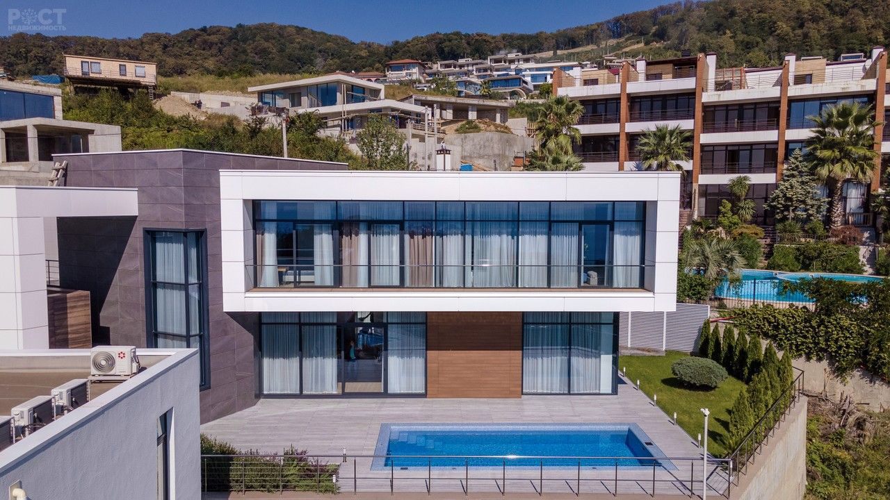 Дом с бассейном