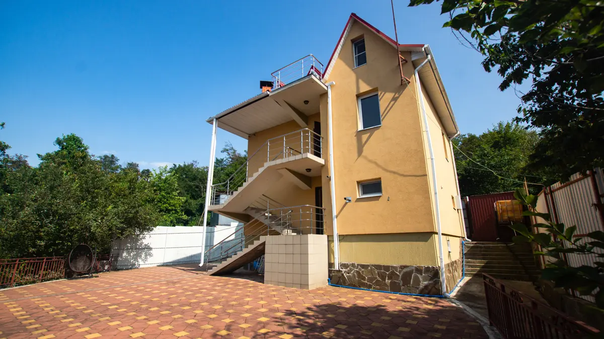 Дом в тихом районе с видом на горы