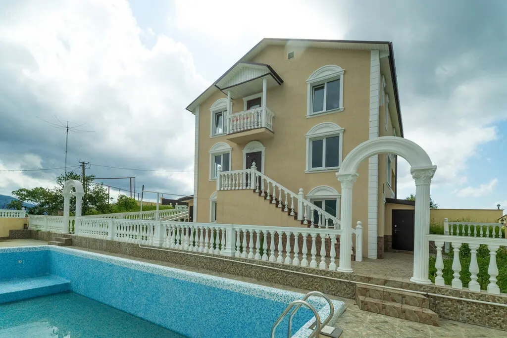 Дом с бассейном и красивым видом