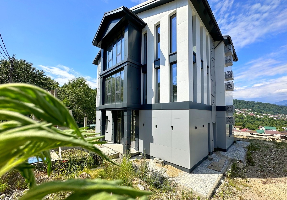 Большой дом с бассейном