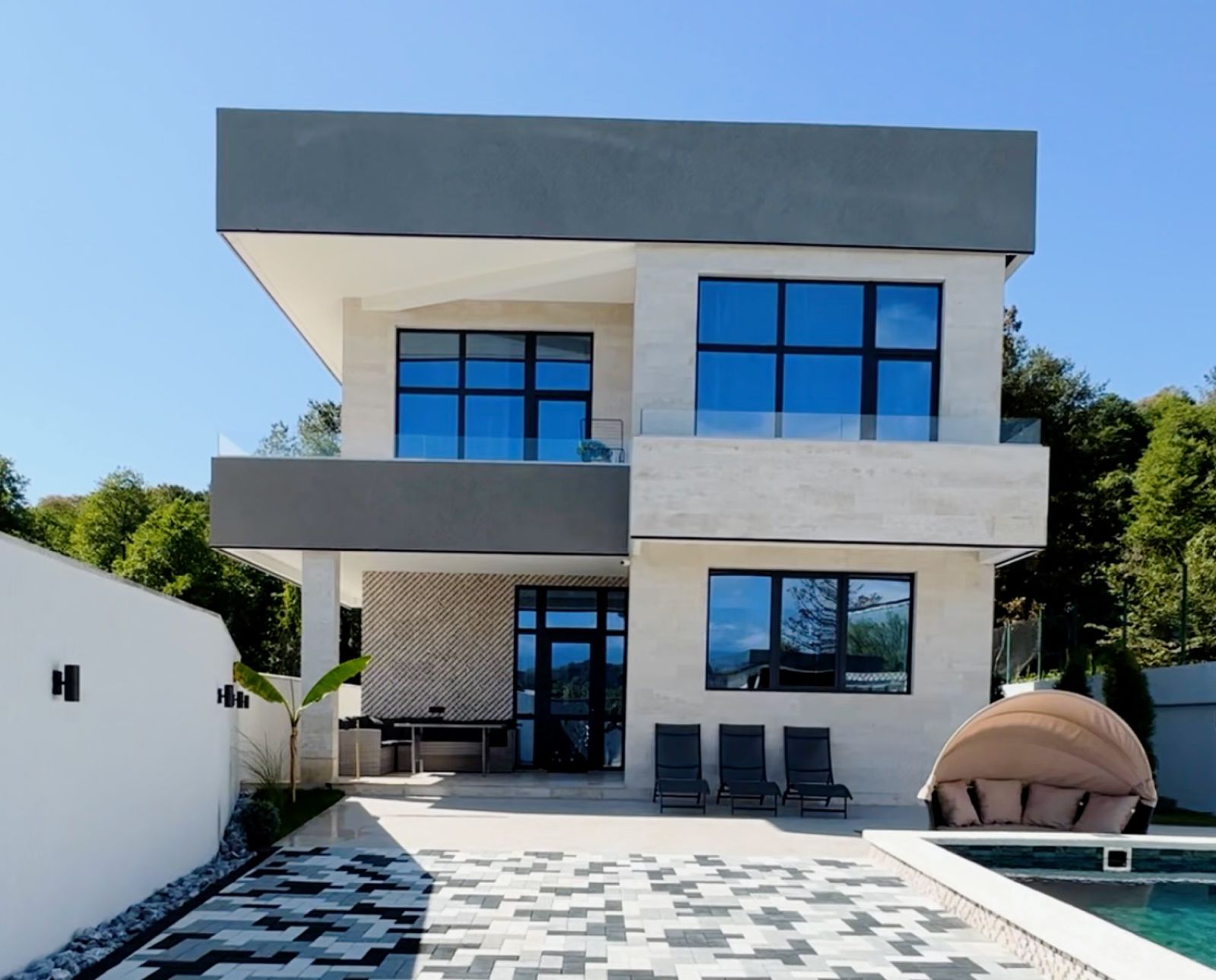 Современный дом с красивым видом