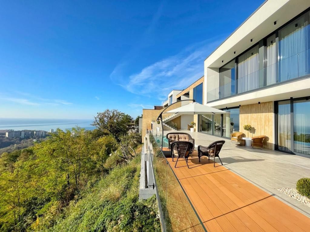 Дом с видом на море и город