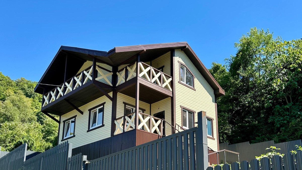 Современный дом окруженный сказочным лесом