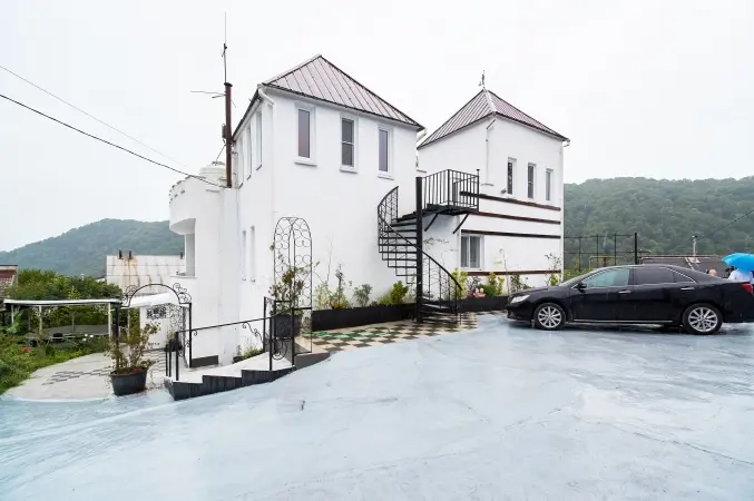 Дом в Сочи. Возле моря. Большая площадь.