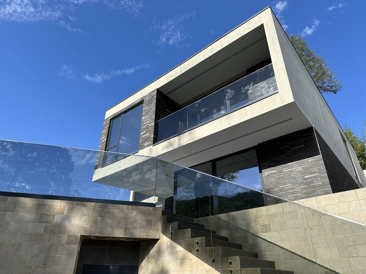 Шикарный коттедж в зелёной местности