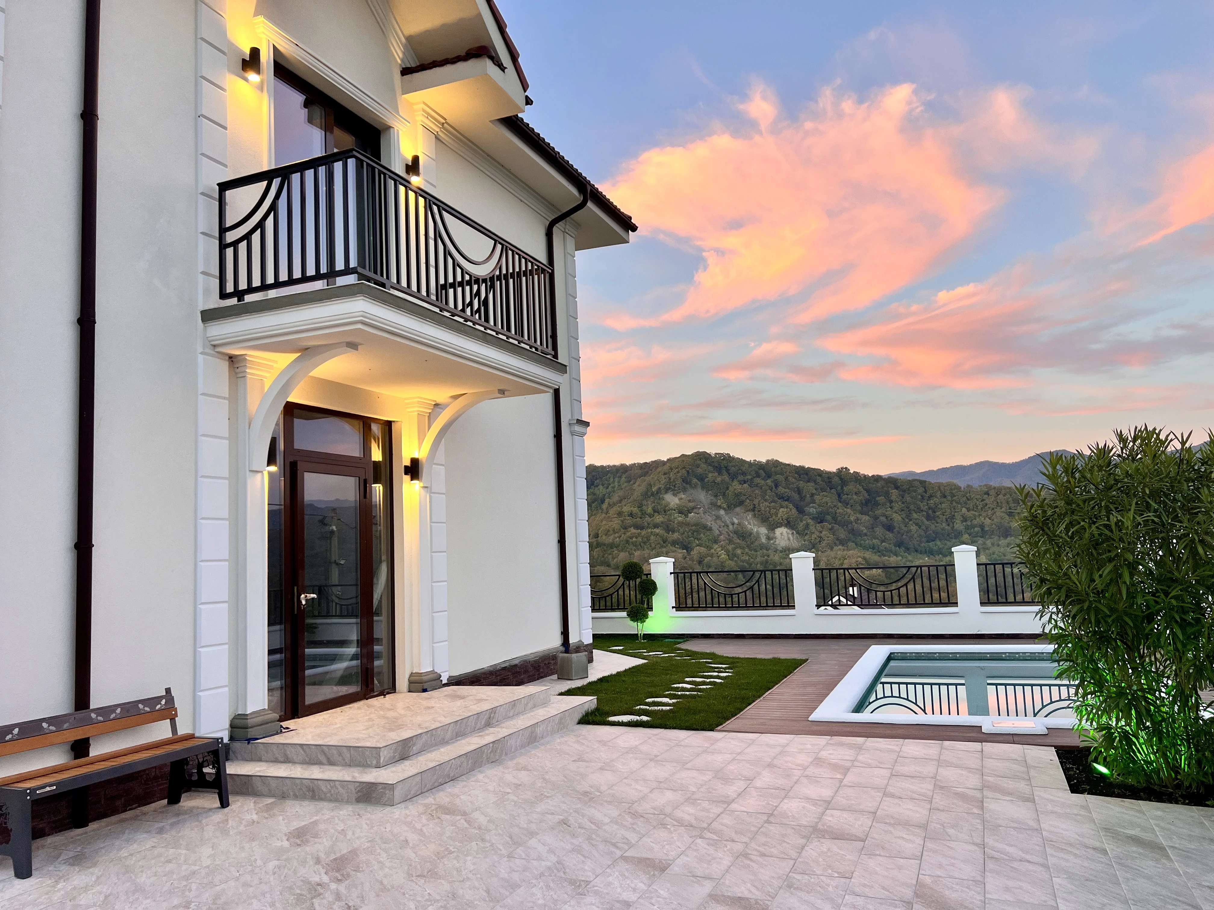 Красивый коттедж с видом горы