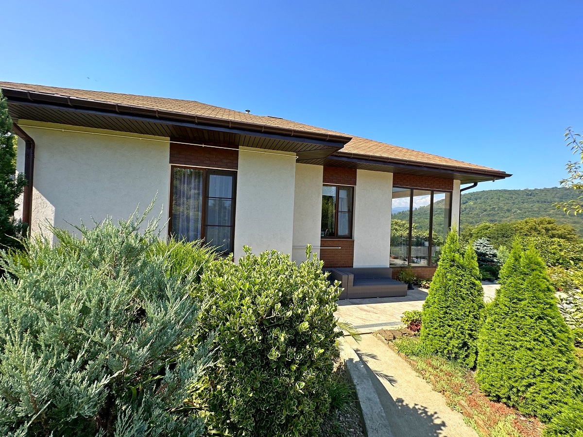 Одноэтажный дом на большом участке