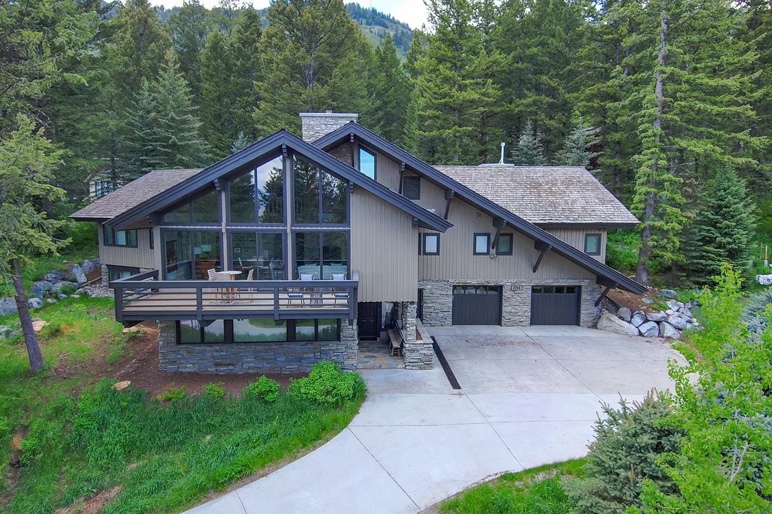 Дом в стиле Шале на красной поляне в горах.