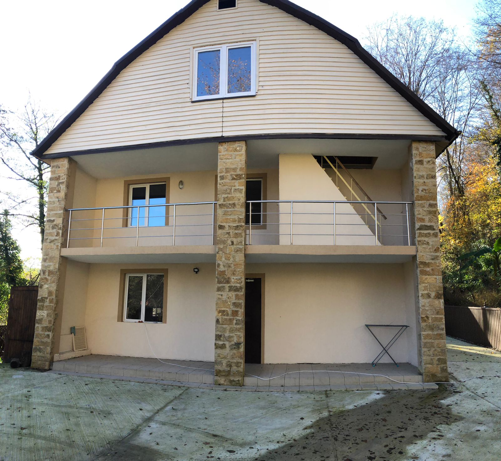 Коттедж с ремонтом и участком 9 соток