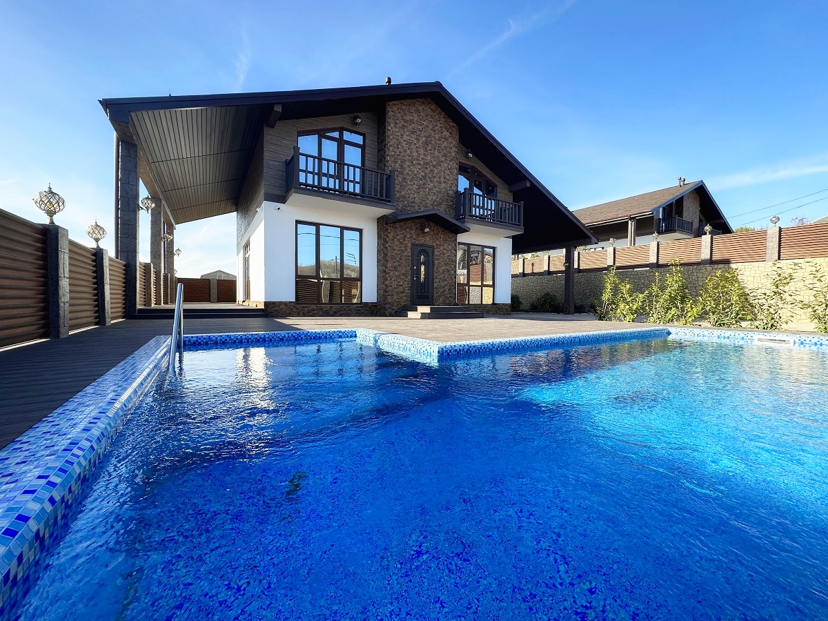 Дом с стиле "Шале" с бассейном