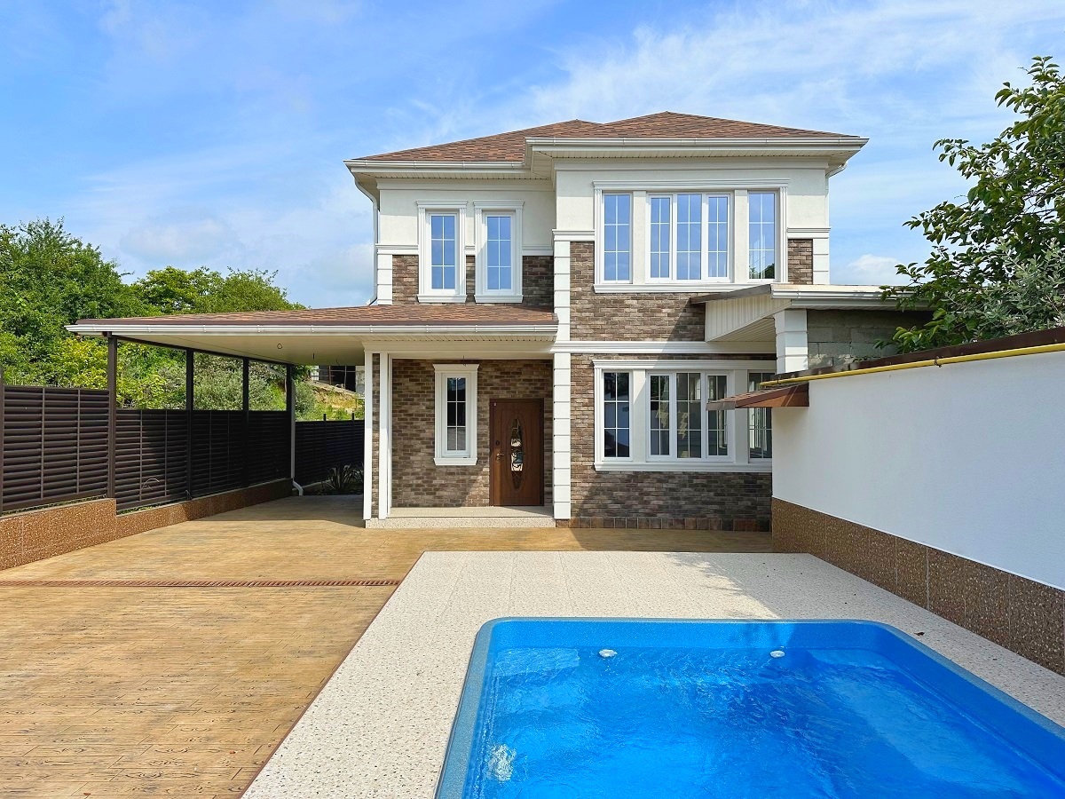 Дом с бассейном