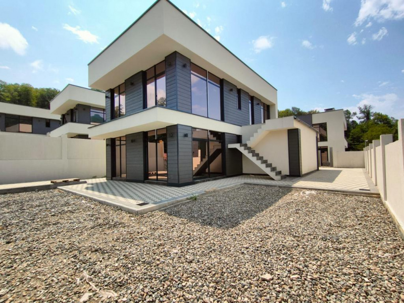 Дом с бассейном