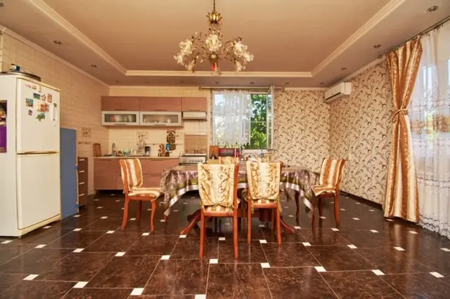 Шикарный трех этажный дом