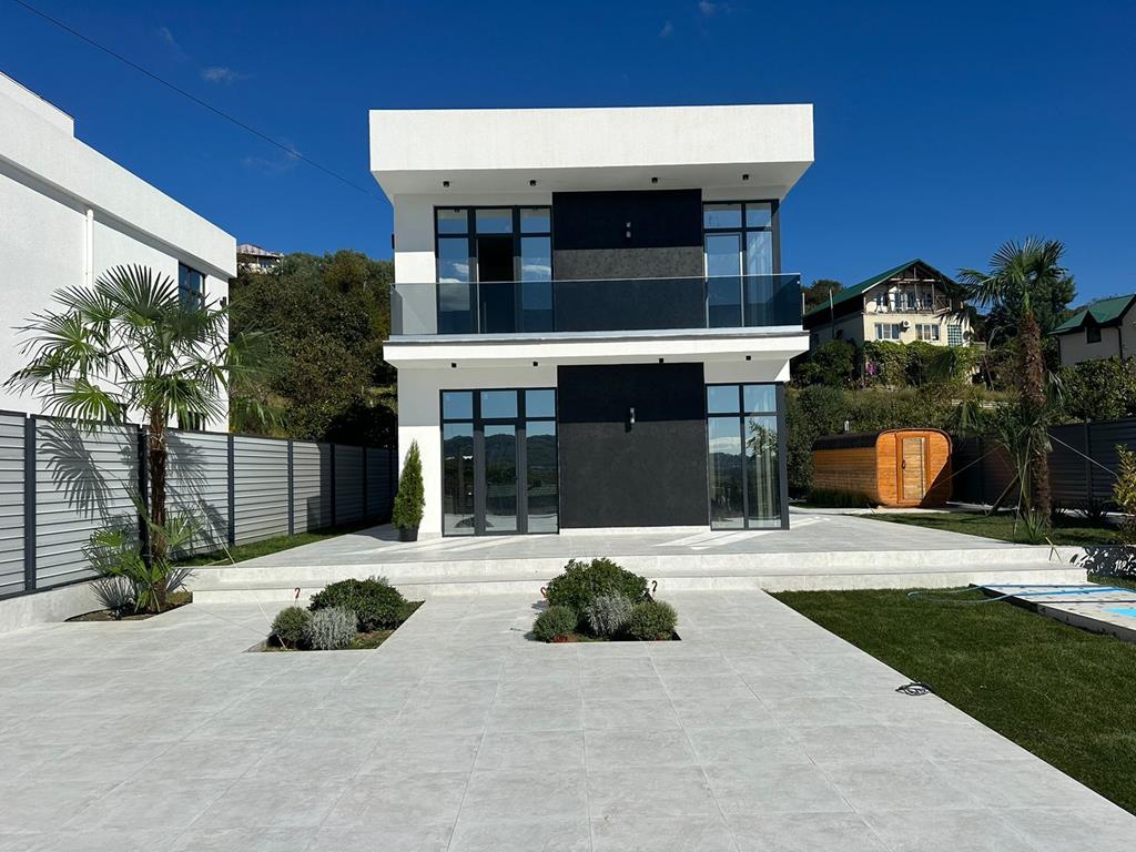 Современный коттедж с красивым видом