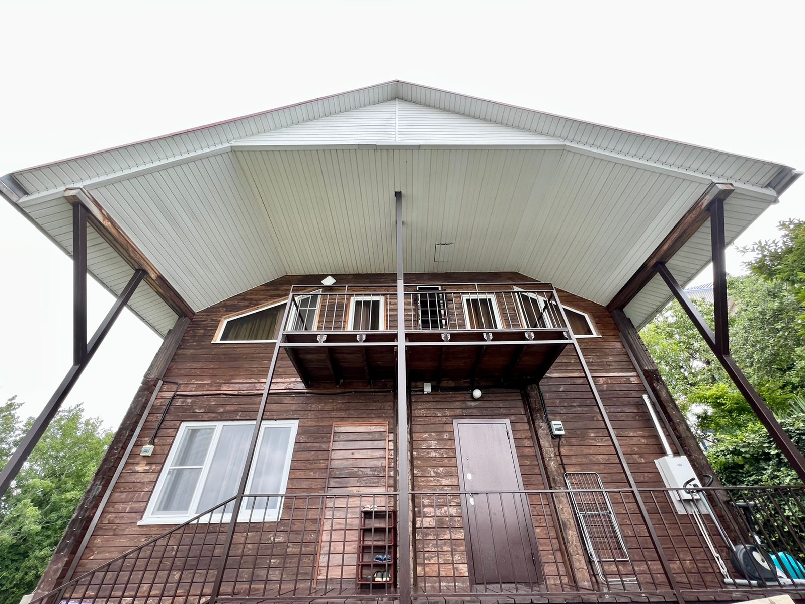 Уютный дом в окружении леса