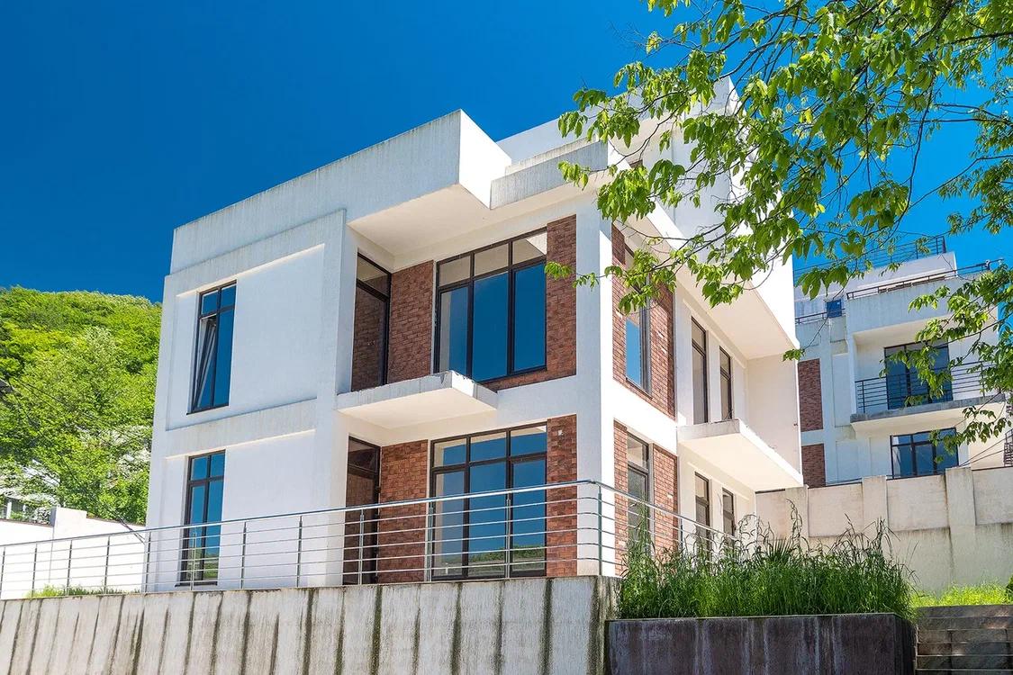 Загородный дом в стиле Хай-тек в коттеджном п...