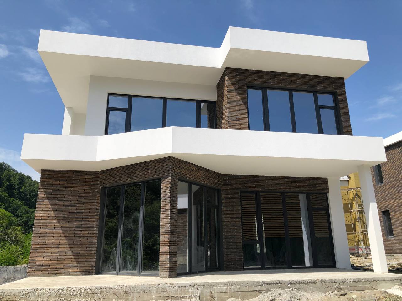 Коттедж в стиле Хайтек у реки 