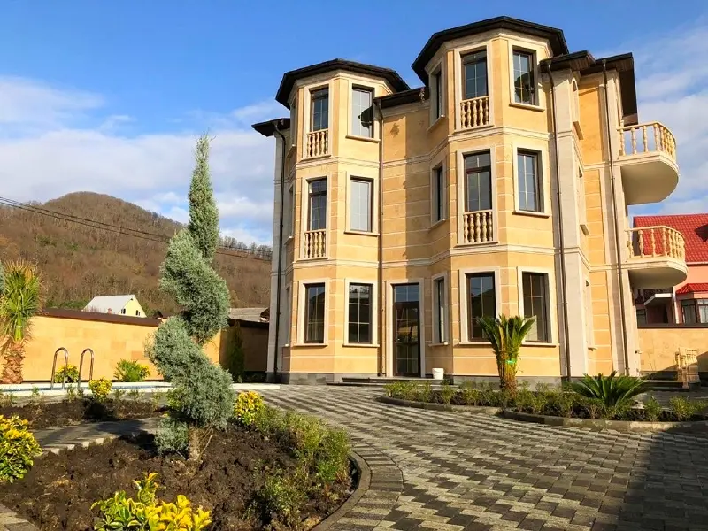 Новый дом с бассейном.