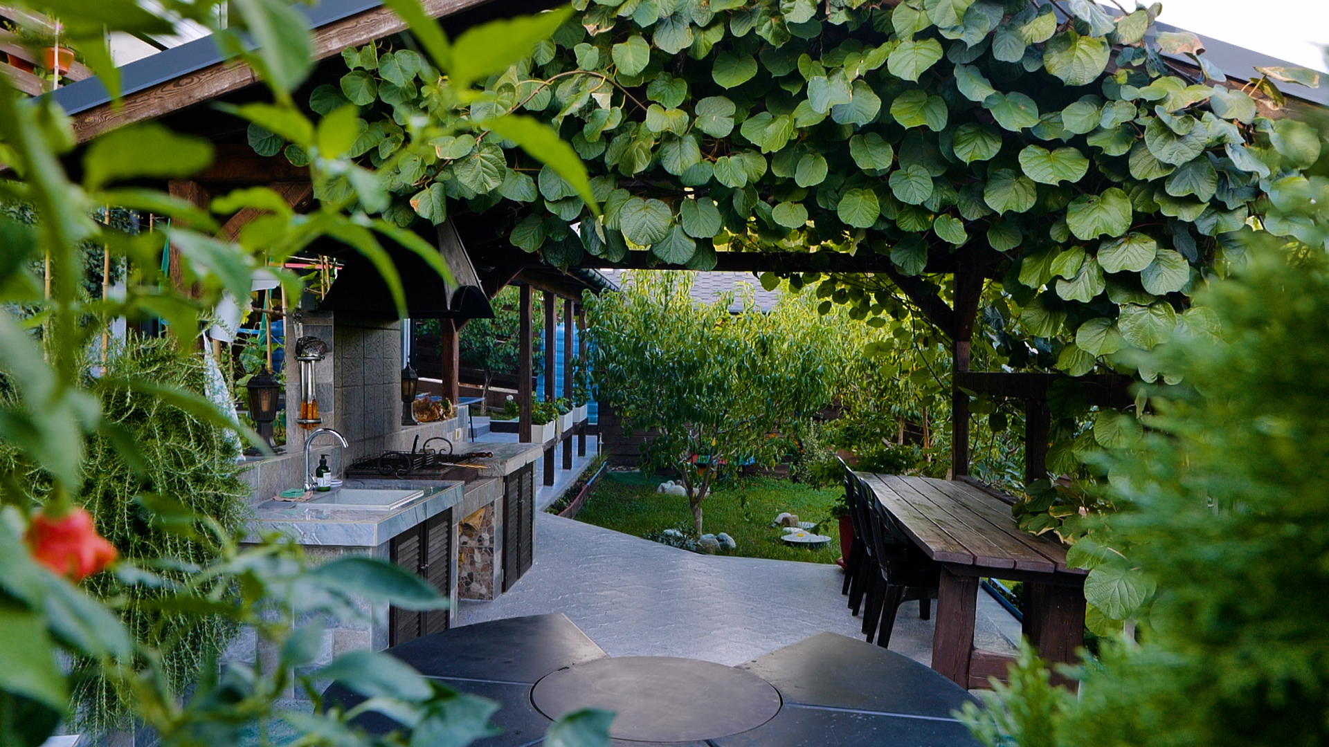 Дом с ремонтом и прекрасным садом 