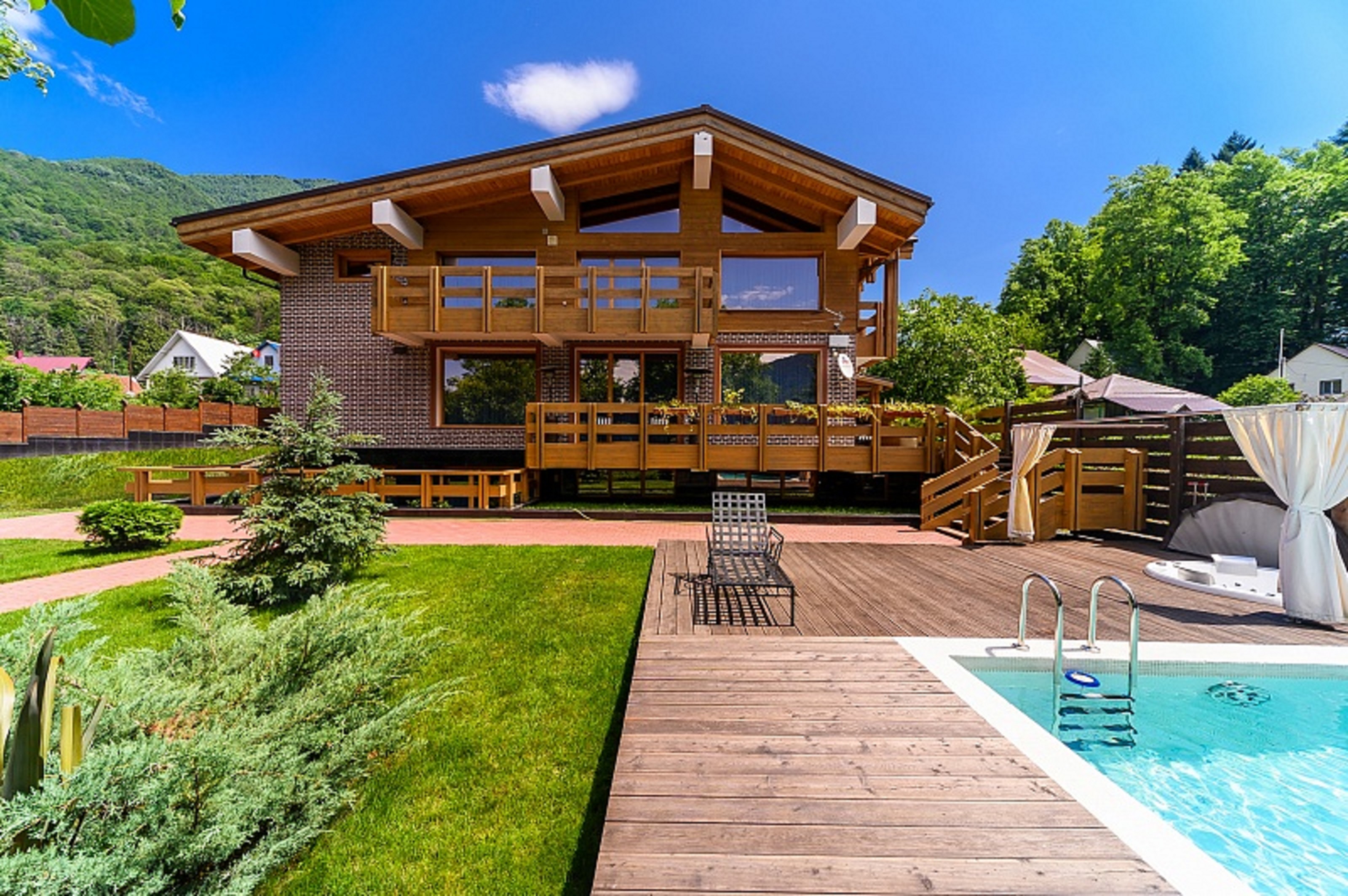 Трехэтажный особняк в центре Красной Поляны