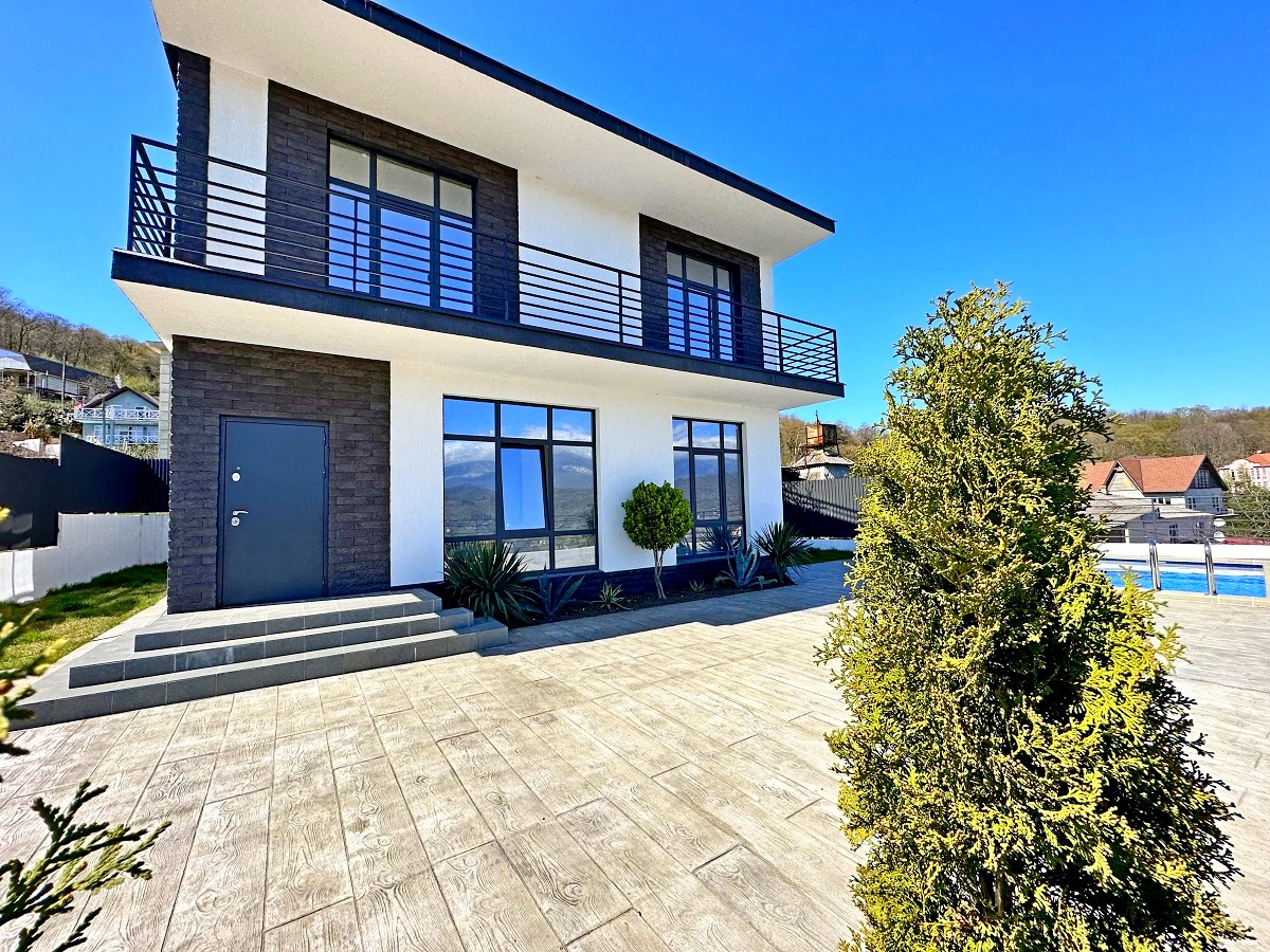 Дом с бассейном и видом на море