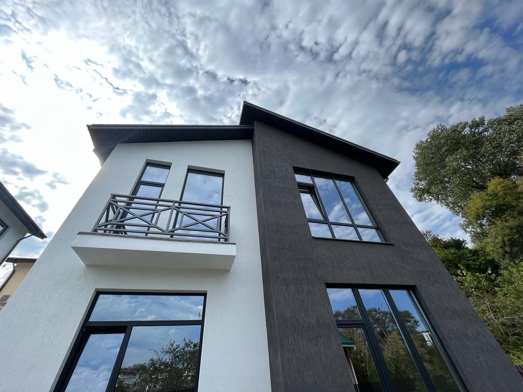 Шикарный дом в окружении зелени