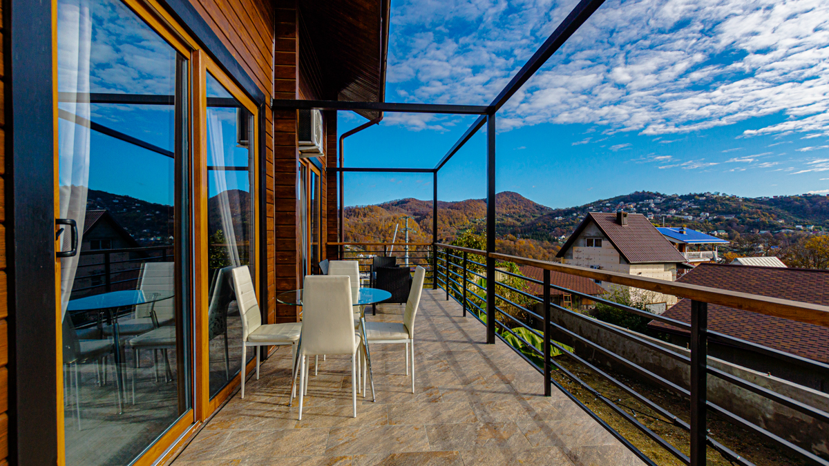 Уютный дом с видом на море и горы