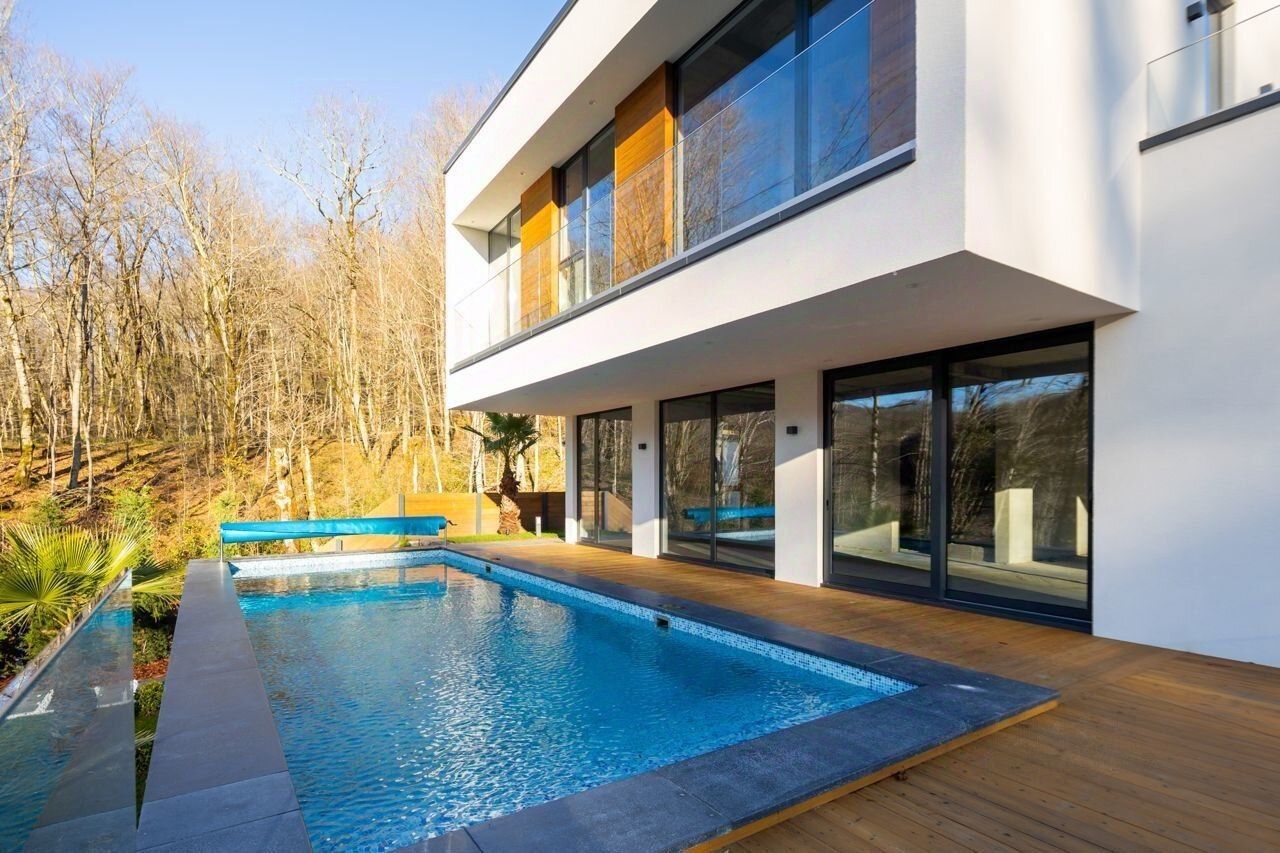 Элитный коттедж с бассейном 