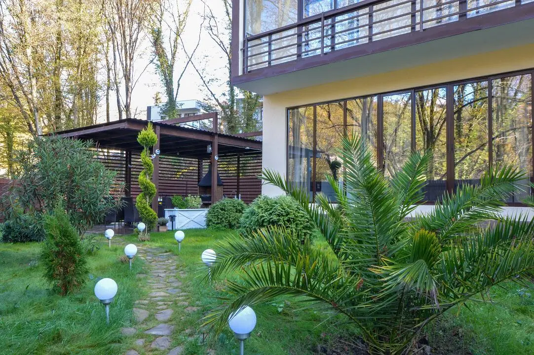 Дом в окружении реликтовых дубов