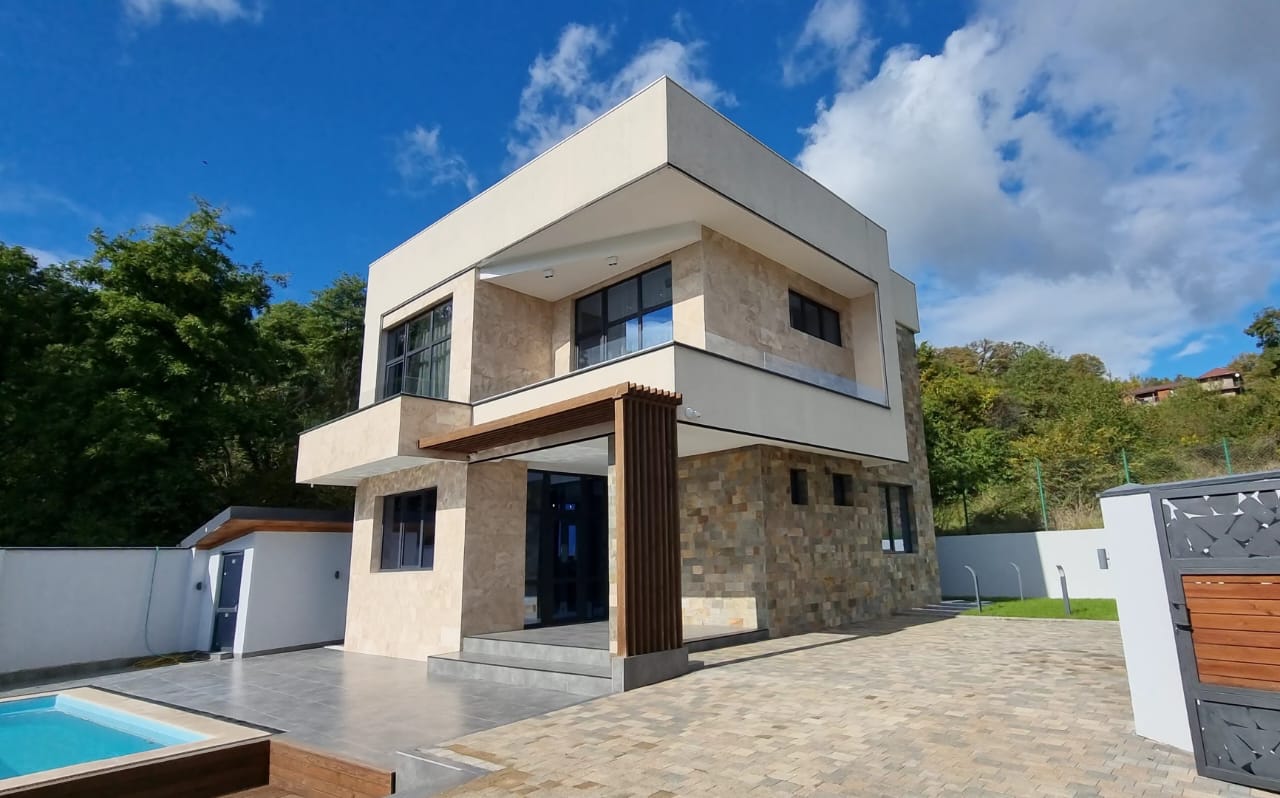 Современный дом в коттеджном поселке