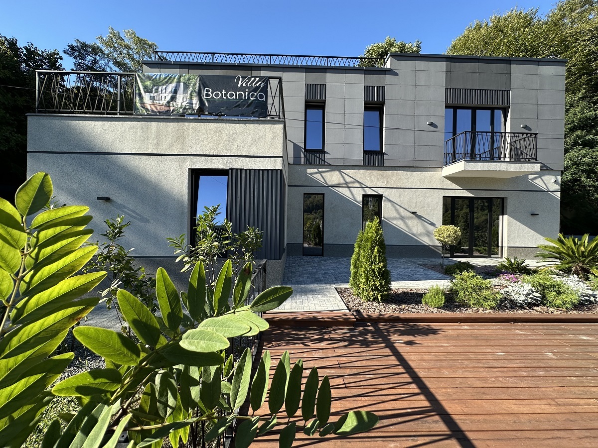 Дом окруженный зеленью