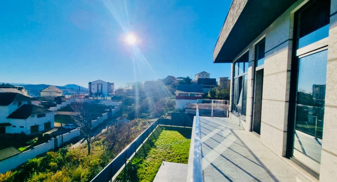 ПРОСТОРНЫЙ ДОМ В ОКРУЖЕНИИ ГОР И ВИДОМ НА МОР...