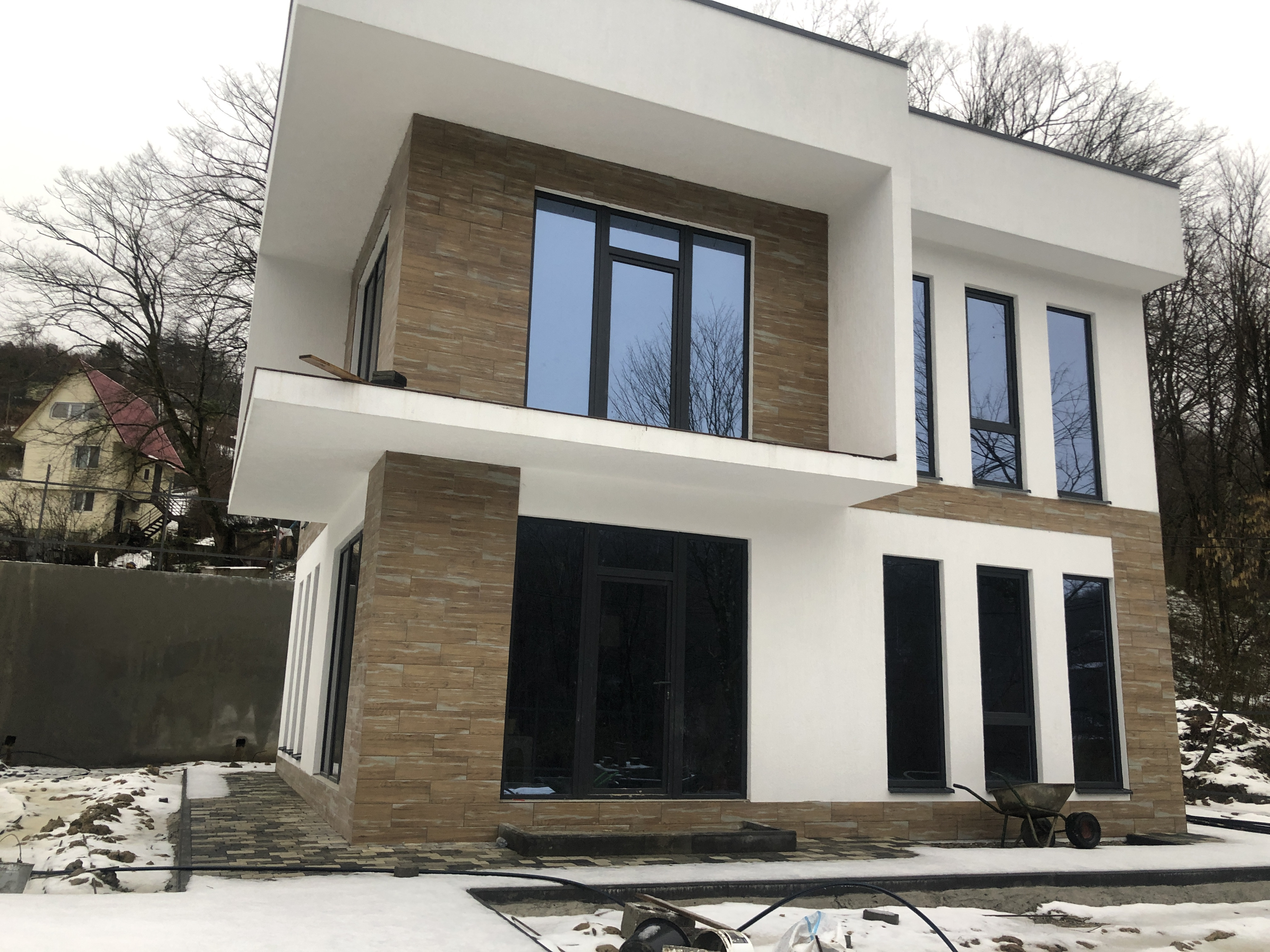 Дом возле реки