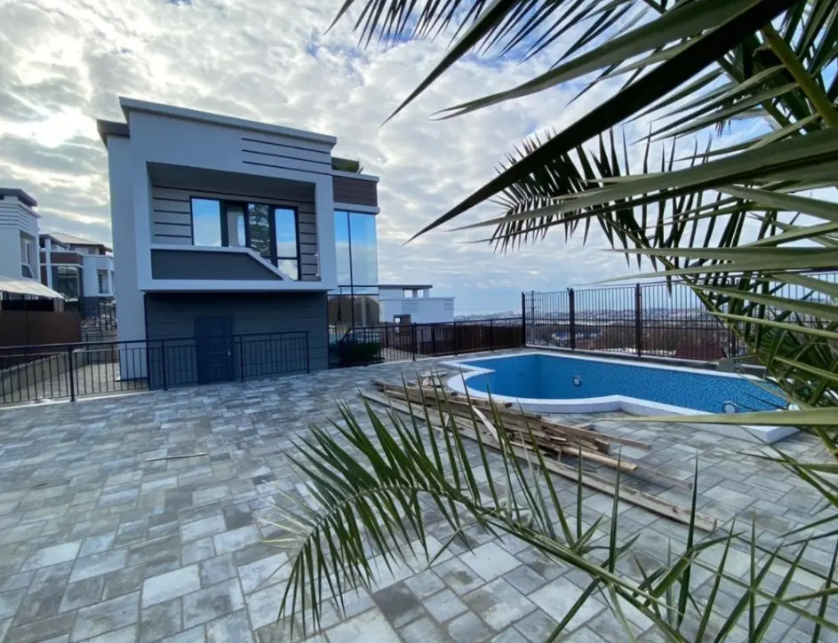 Коттедж с бассейном 