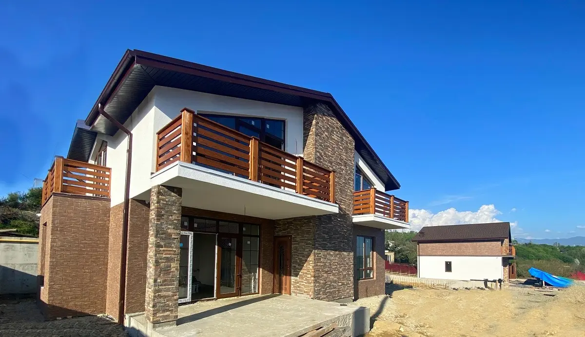 Дом с бассейном