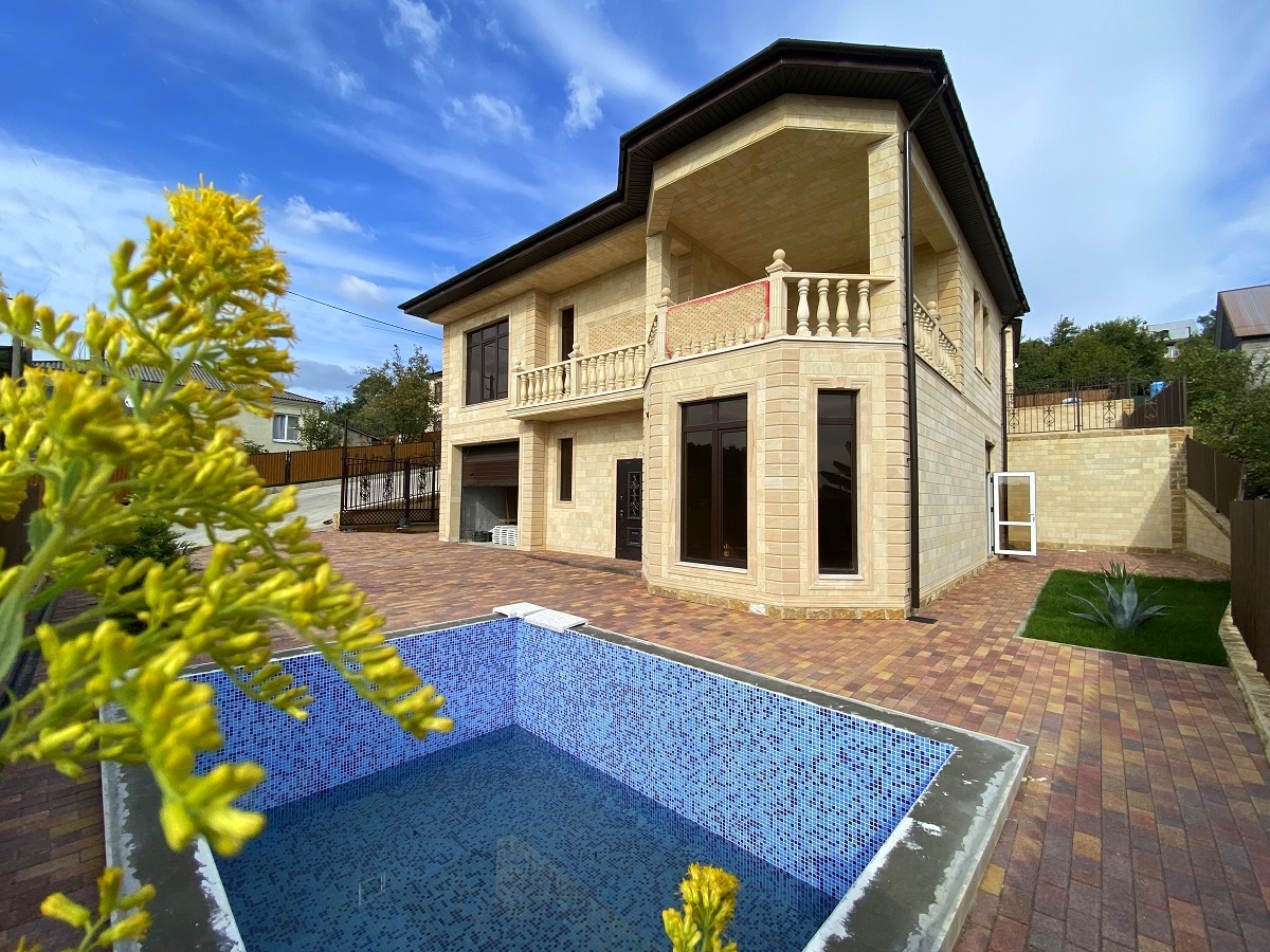 Дом с бассейном