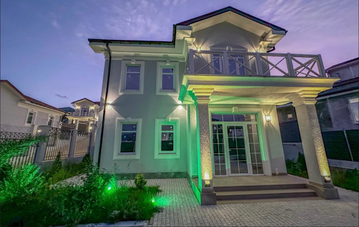 Дом в классическом стиле в коттеджном посёлке...