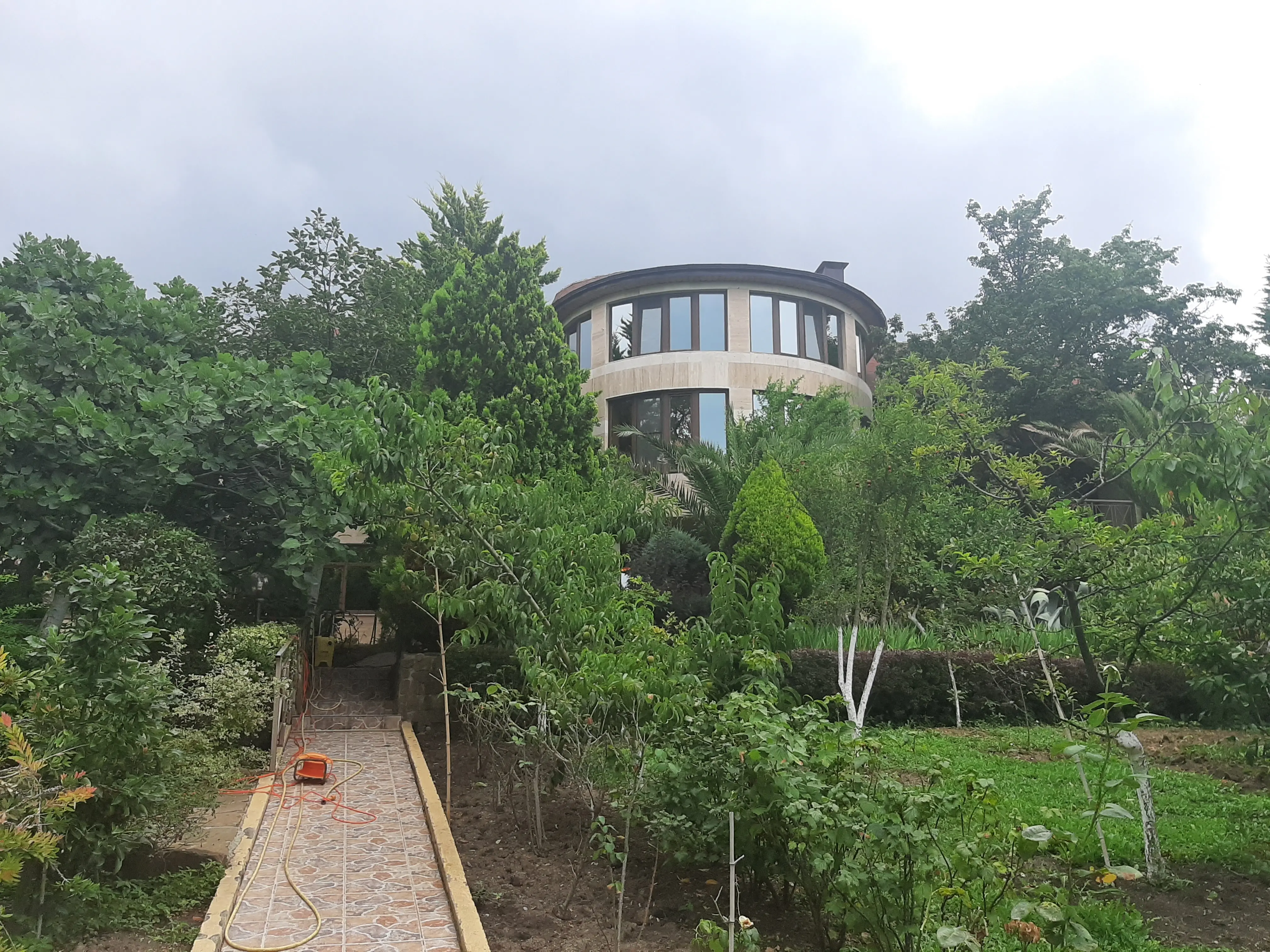 Элитный дом с садом у моря