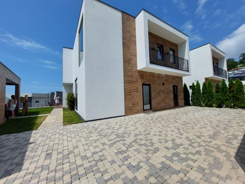 Продается дом с бассейном в стиле Хай-Тек!