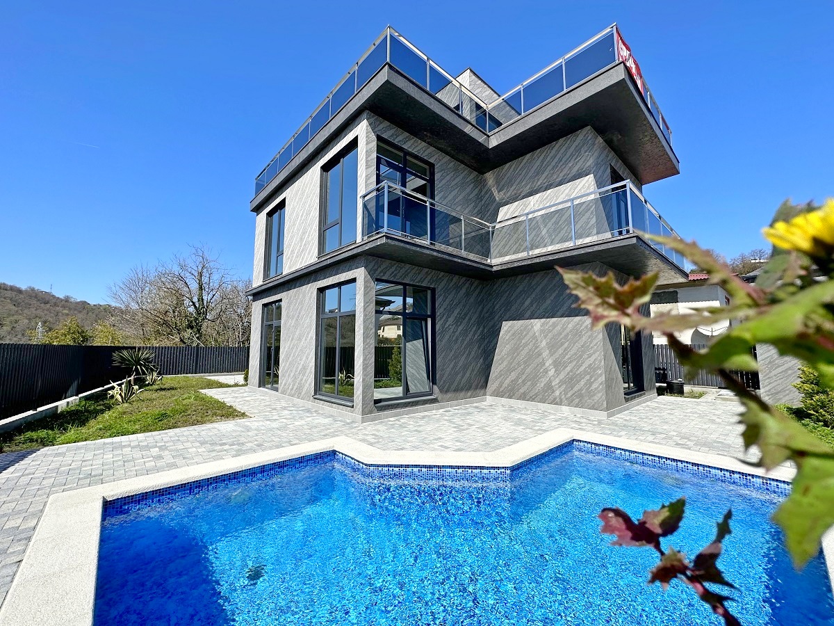 Дом с бассейном и красивым видом