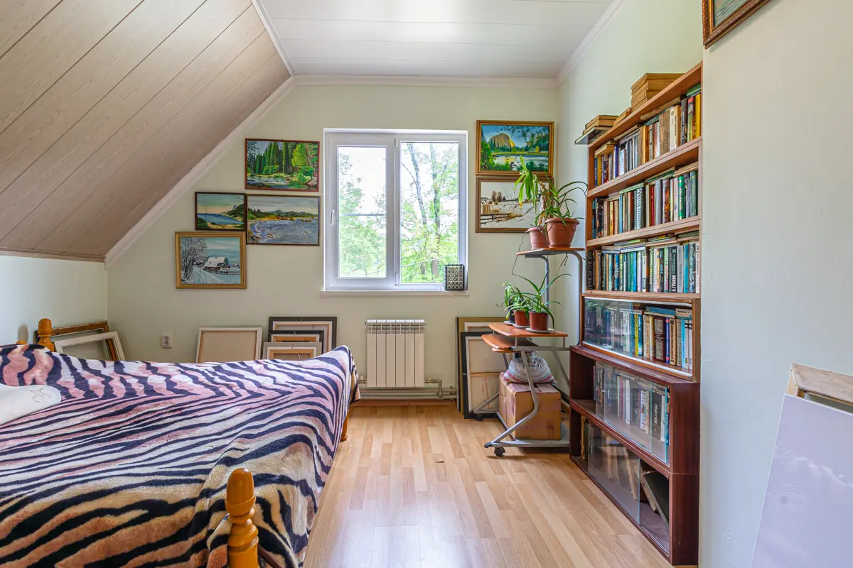 Уютный дом в зеленой роще