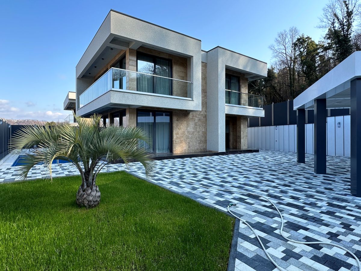 Дом с бассейном