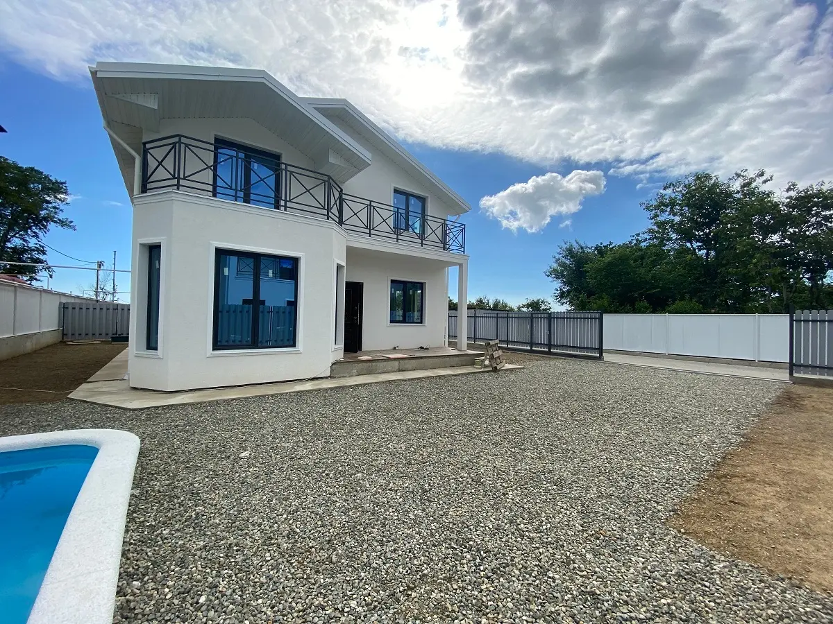 Дом с бассейном