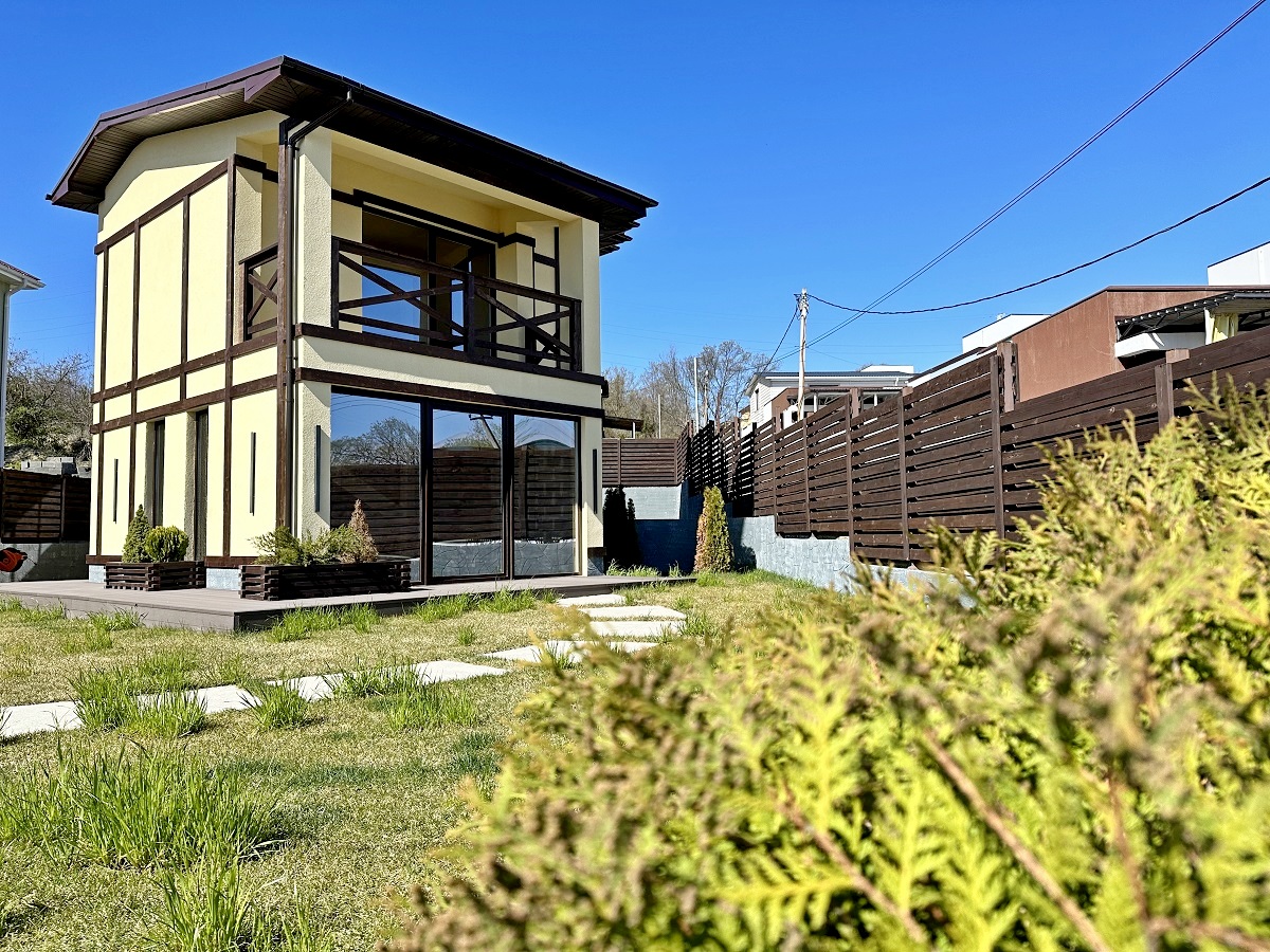 Дом у школы