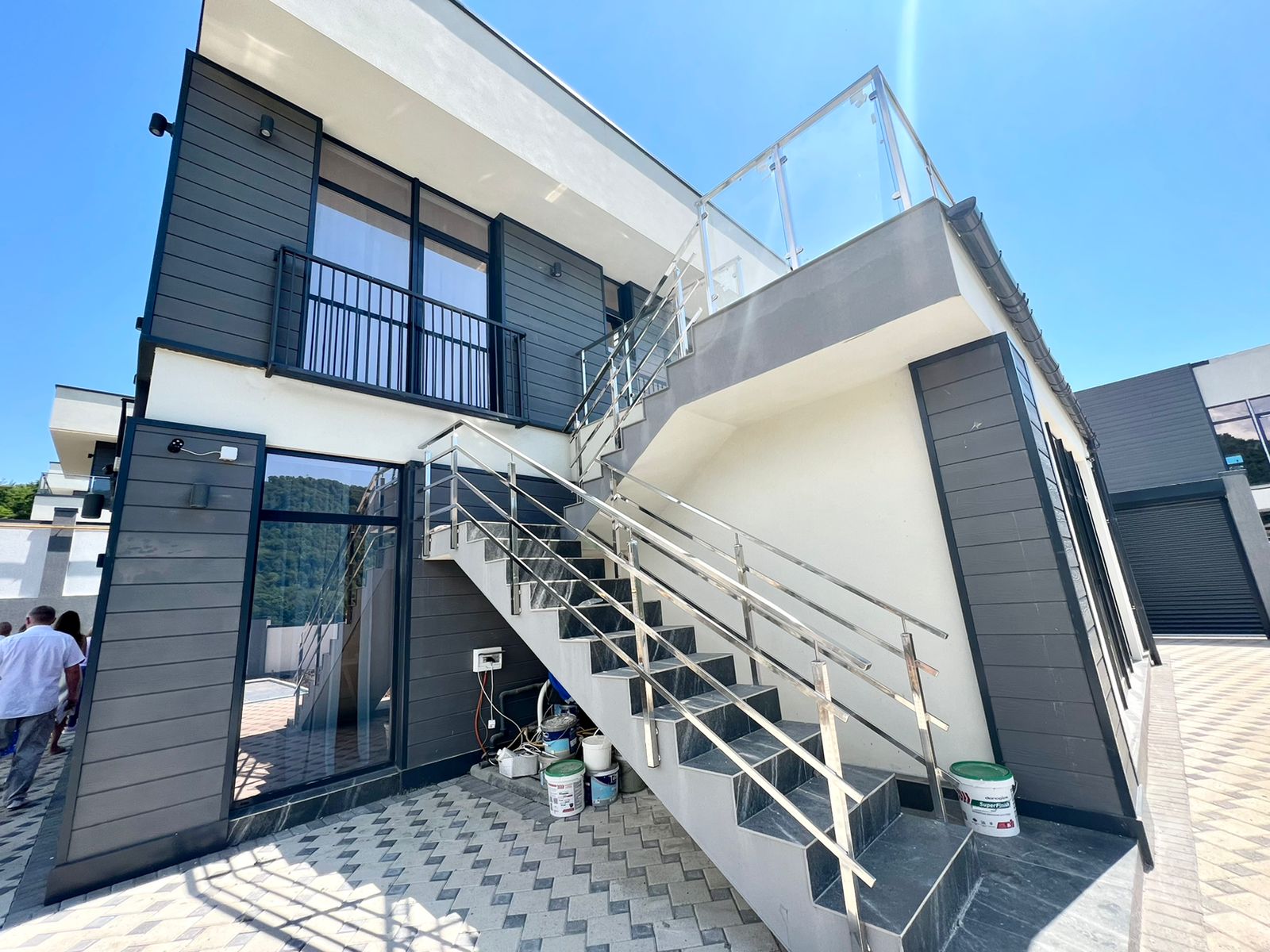 дом в окружении гор