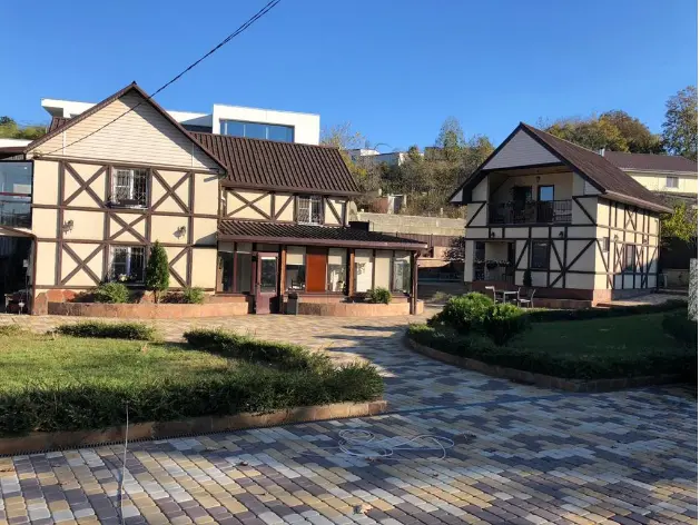 Дом с бассейном