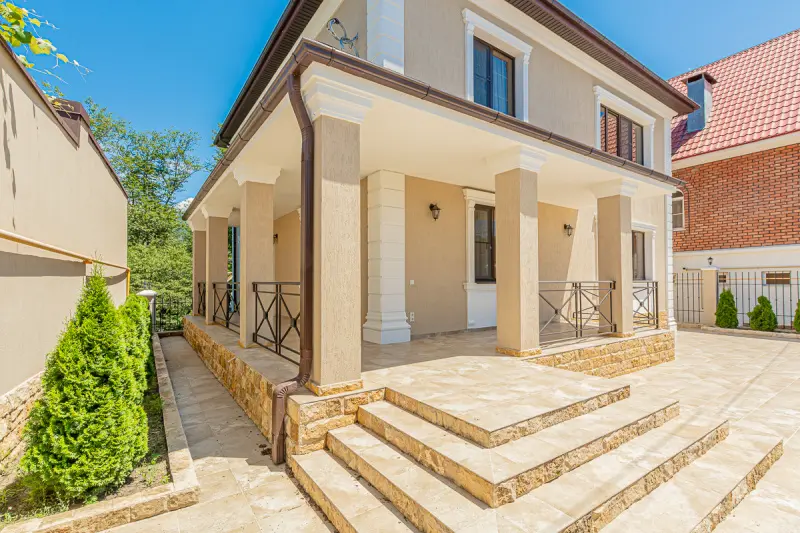 Шикарный дом в спальном районе